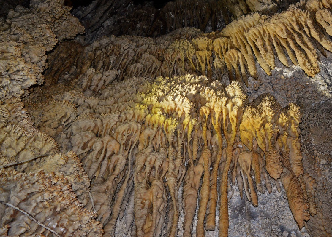ПЕЩЕРА УХЛОВИЦА И АГУШЕВИ КОНАЦИ