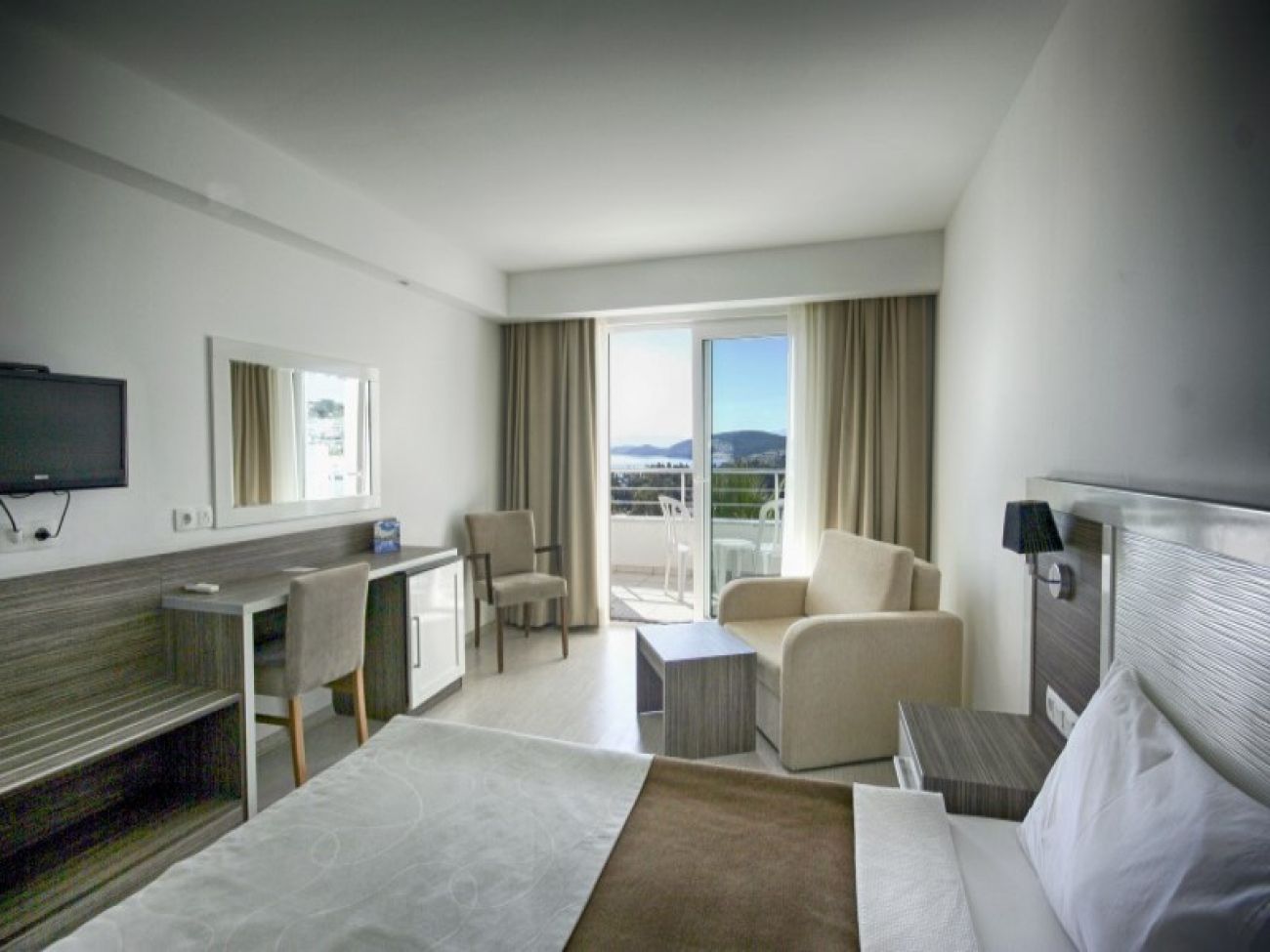 CLUB SHARK HOTEL 4*