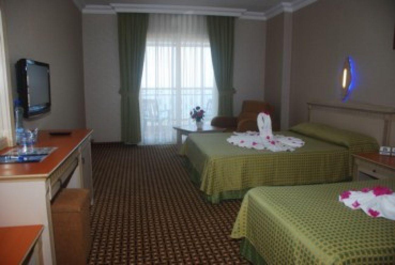 HOLIDAY PARK RESORT HOTEL 5*