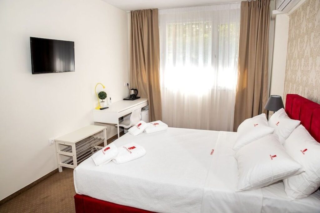 City Plaza Apartments & Rooms