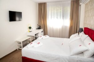 City Plaza Apartments & Rooms