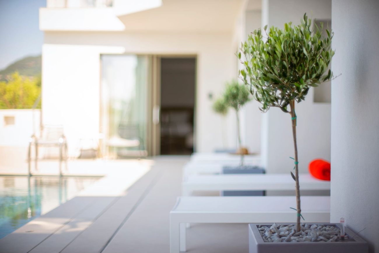 LIVINGHOME SUITES