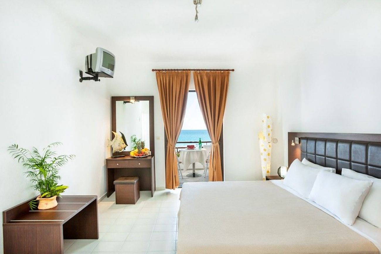 Dolphin Beach Hotel 3*