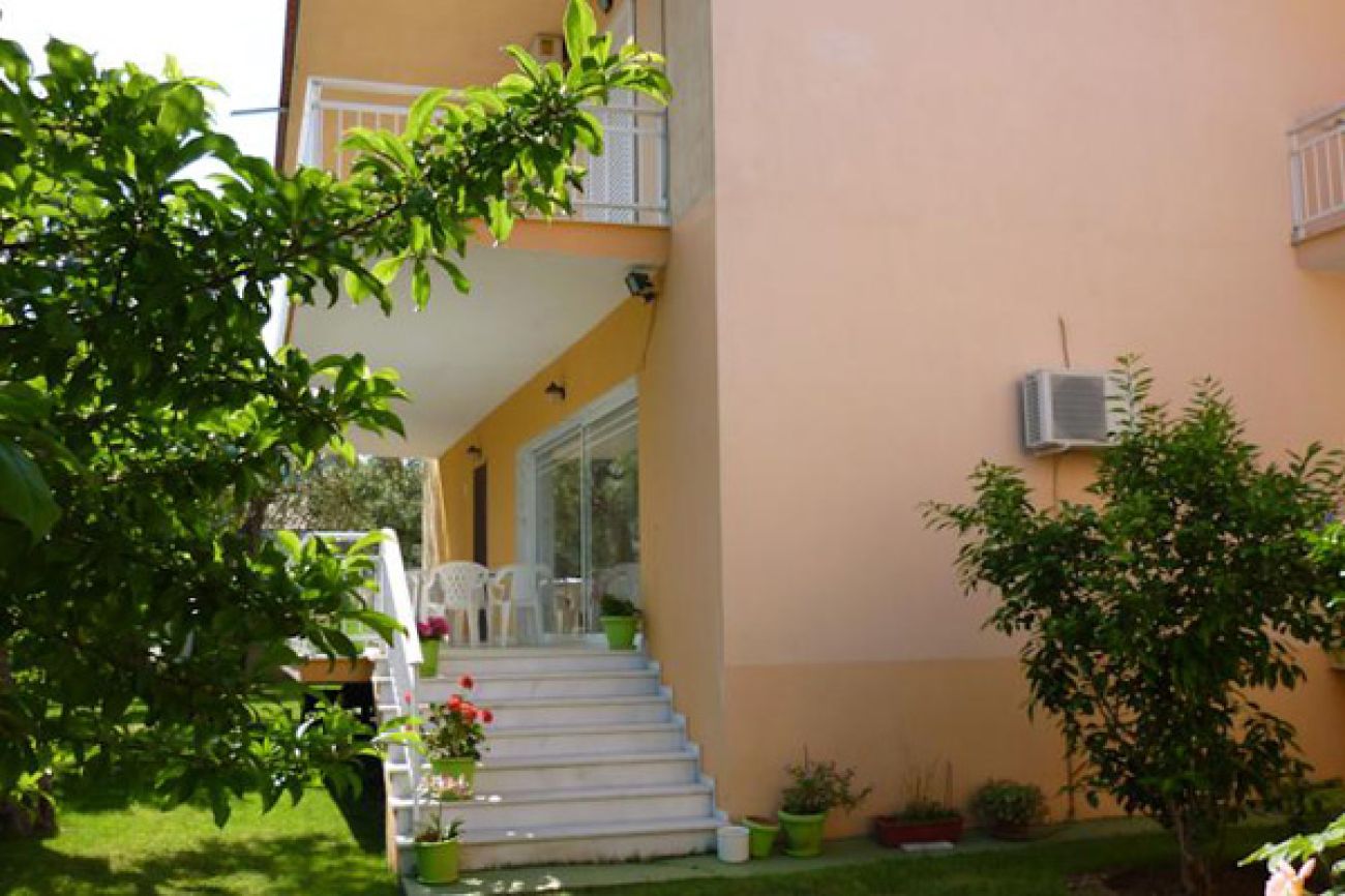 Chrisa Hotel 2*