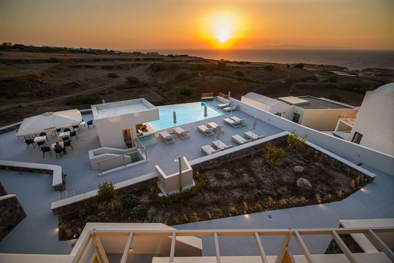 Adorno Oia 3*