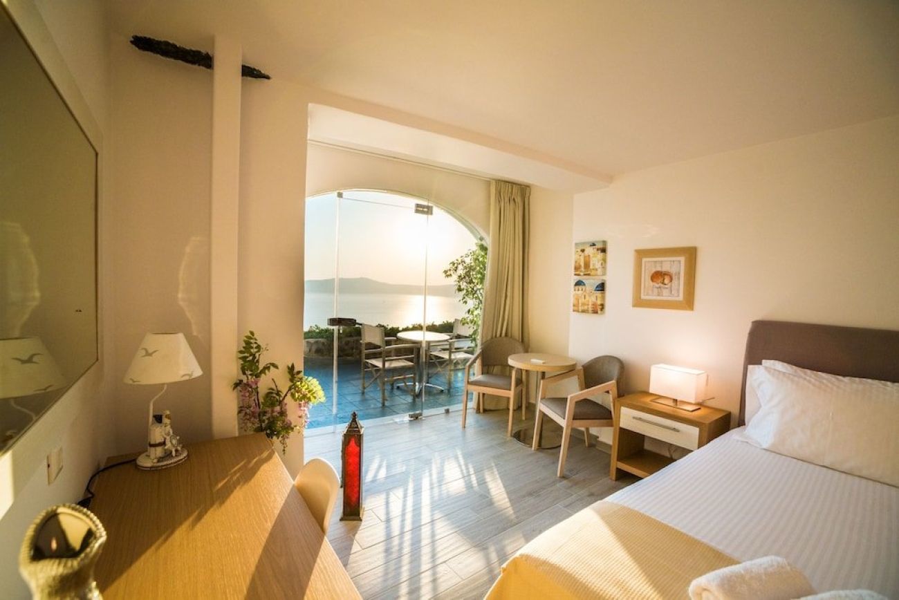 Kratiras View Luxury Suites 3*