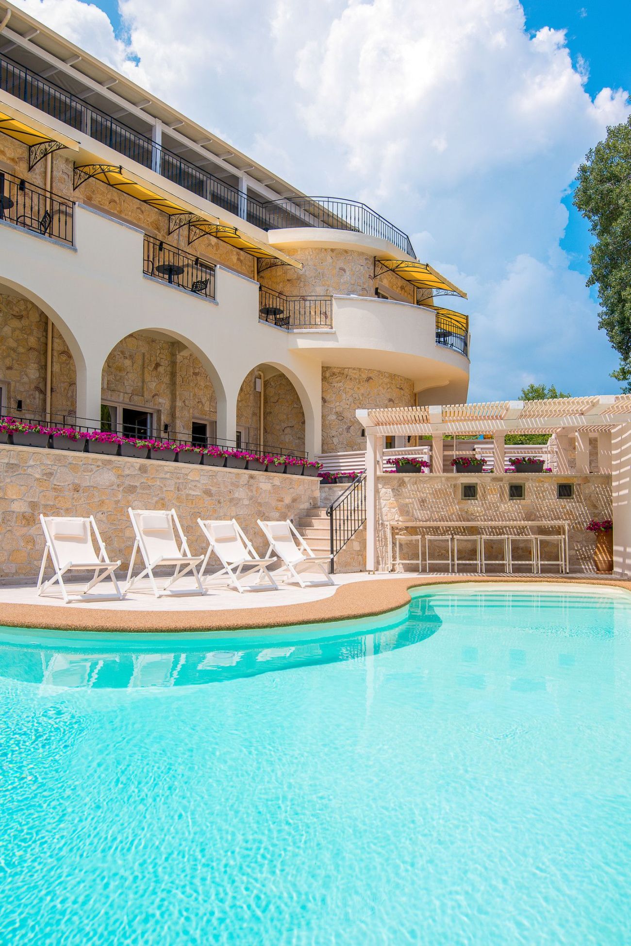 Neikos Mediterranean Luxury Suites 4*