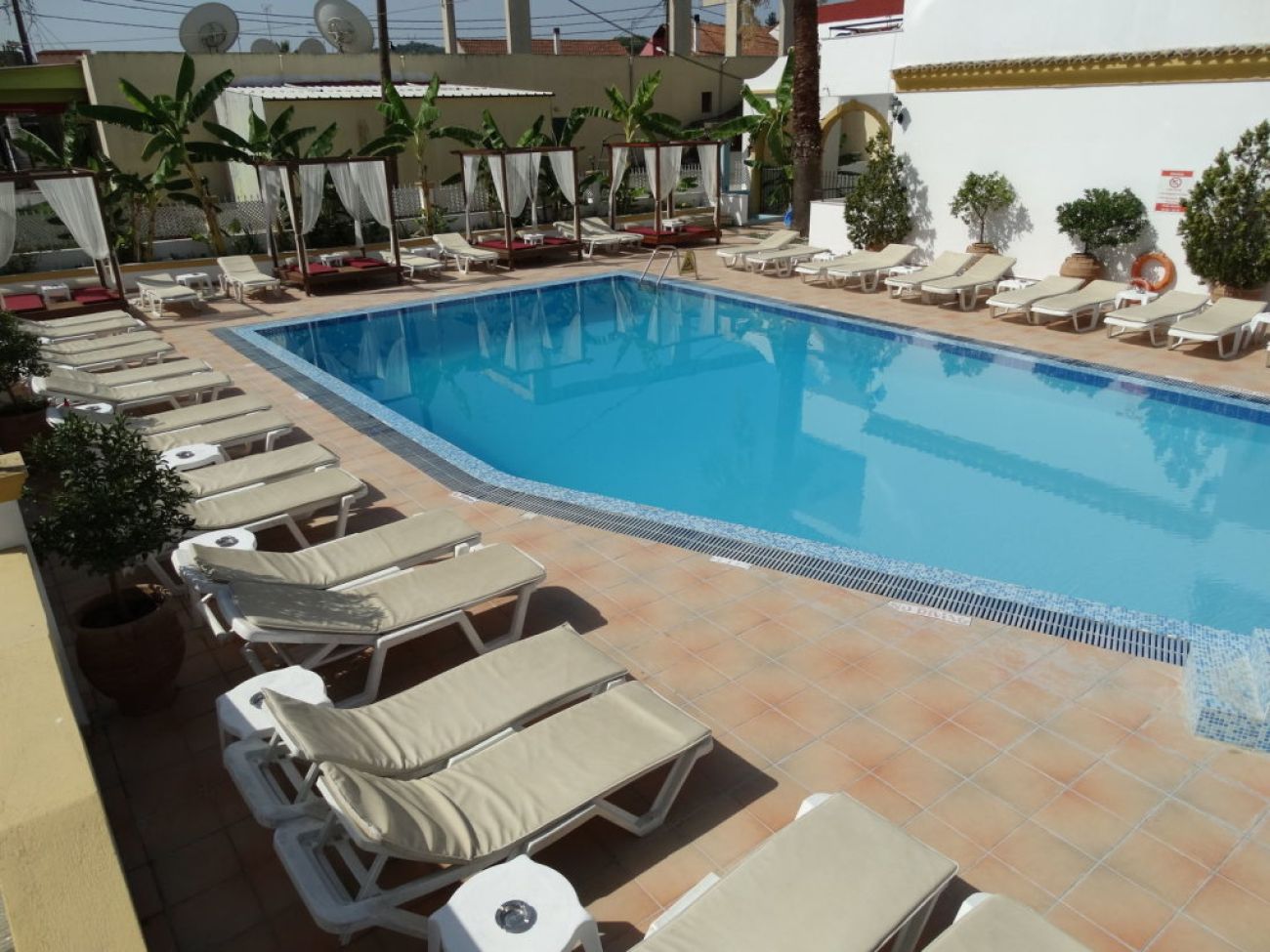 Oasis Beach Club 3*