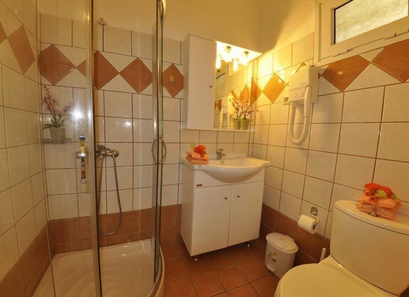Mazis Apartments