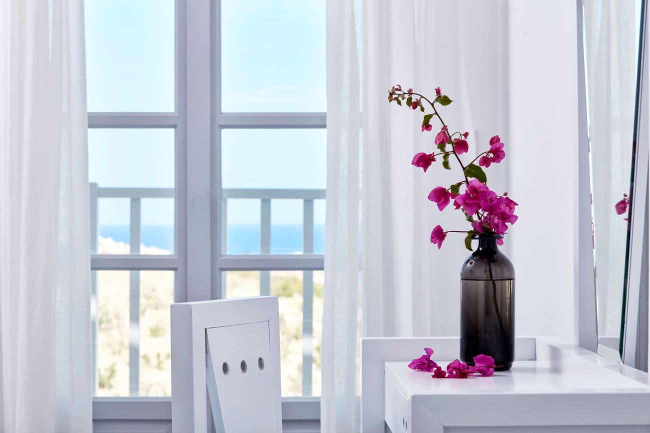 Mr & Mrs White Paros 4*