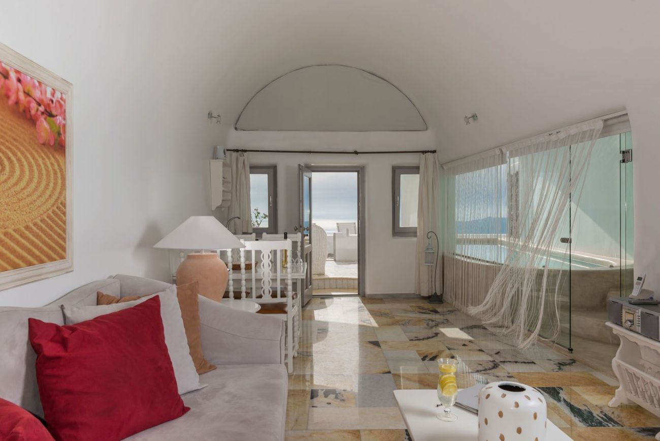 Iliovasilema Suites Santorini 4*