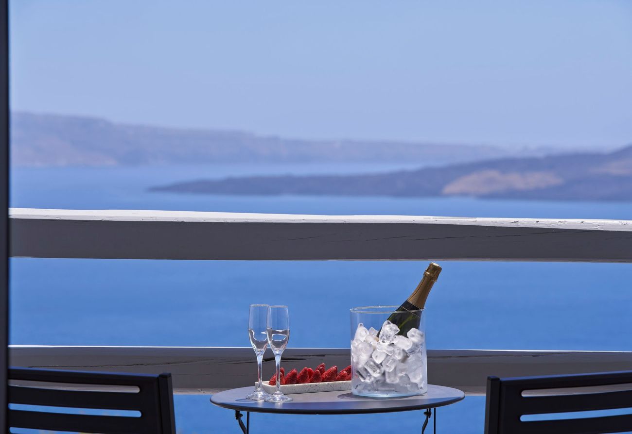 Mr. & Mrs. White Santorini 4*