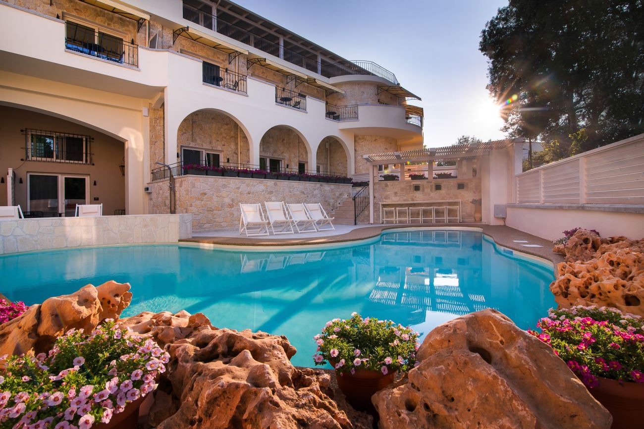 Neikos Mediterranean Luxury Suites 4*