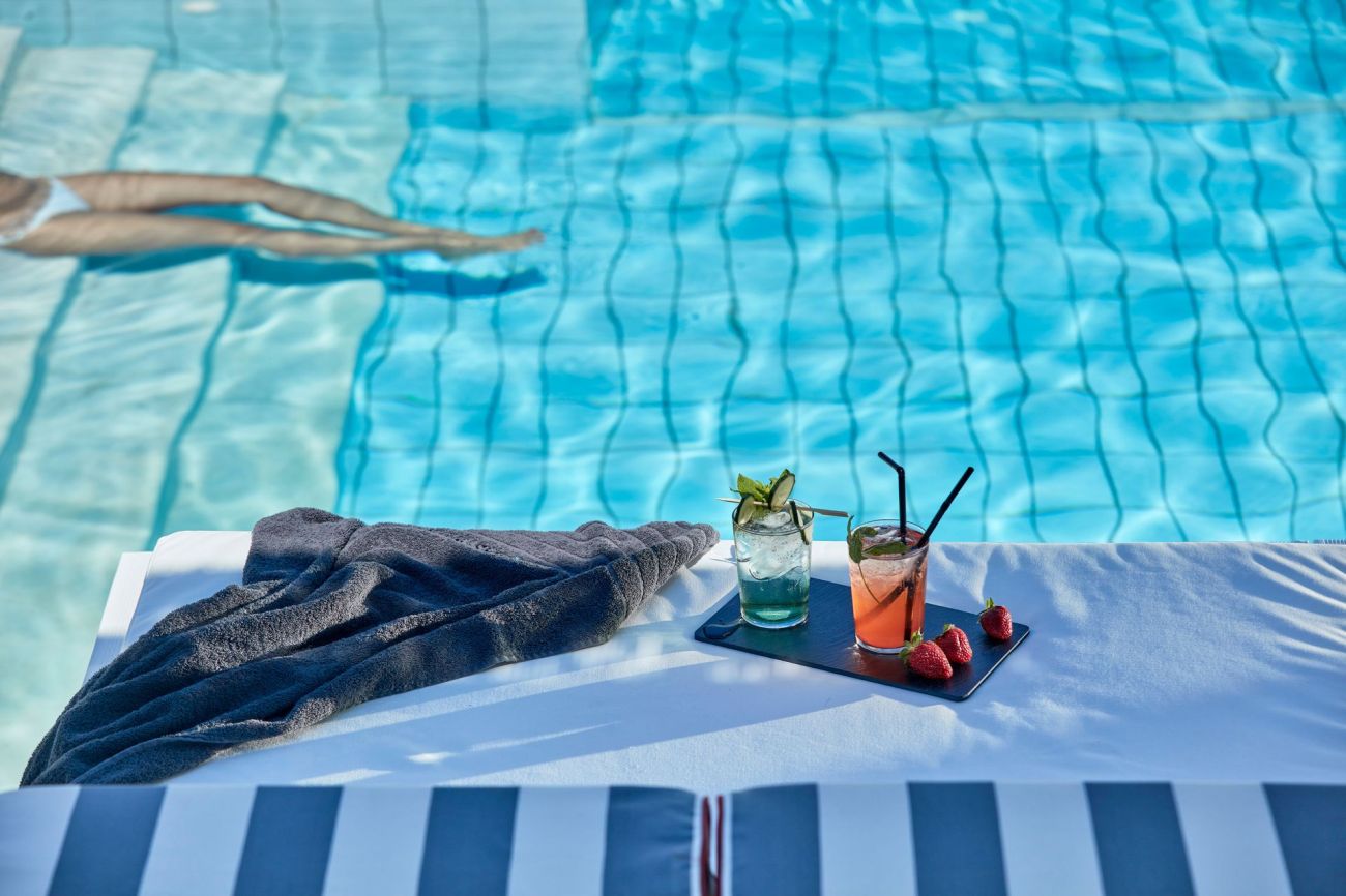 Mr & Mrs White Paros 4*