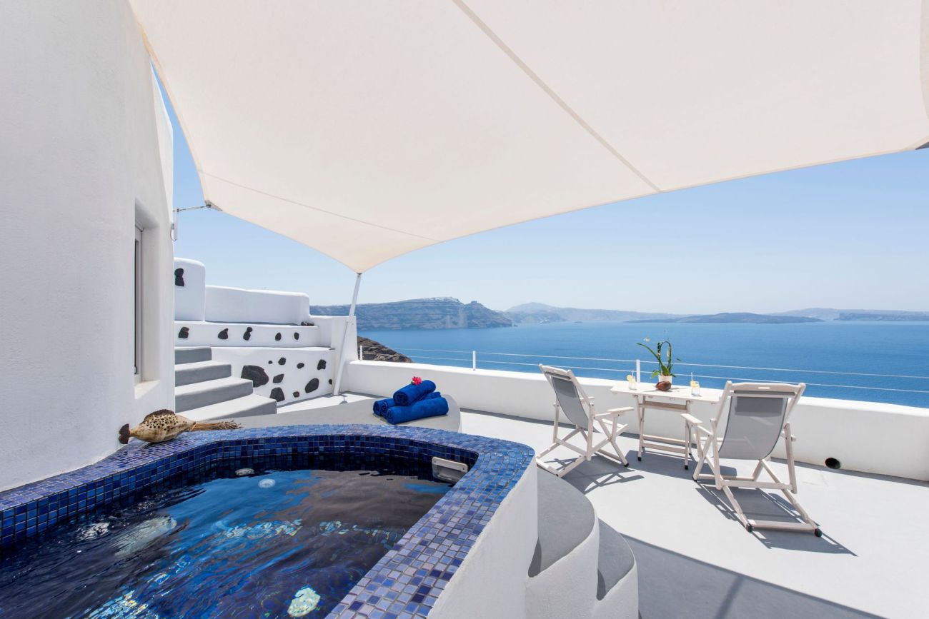 Ambition Suites Santorini 3*