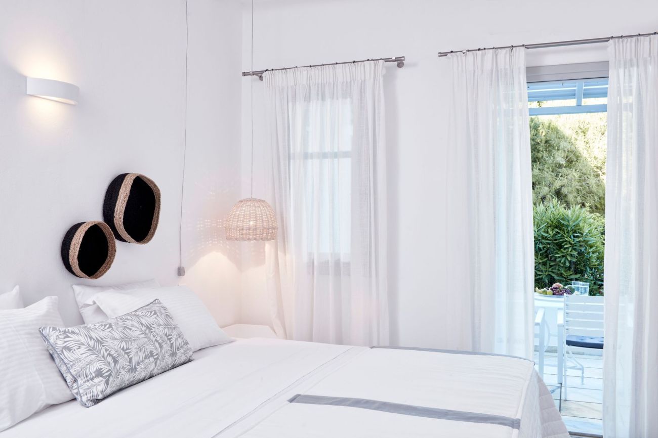 Mr & Mrs White Paros 4*
