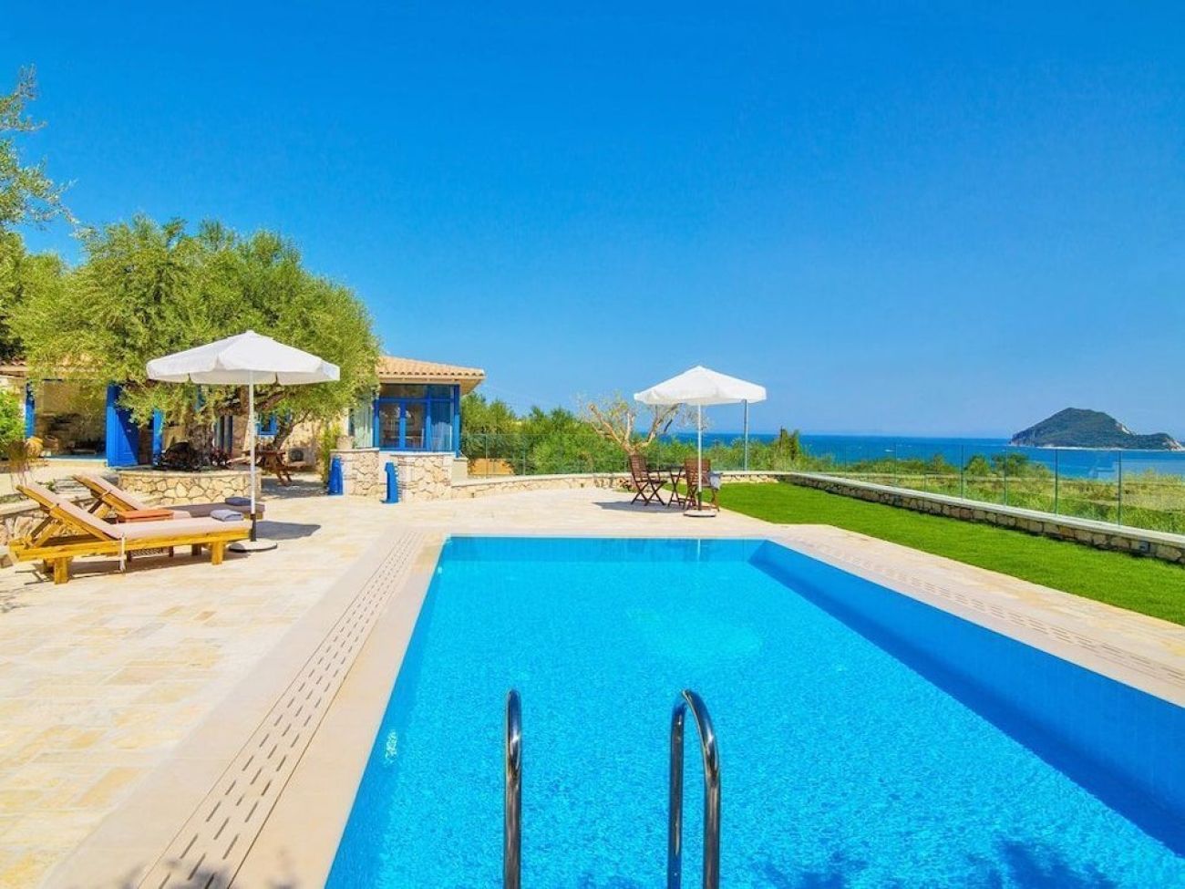 VILLA VAKIS 3*