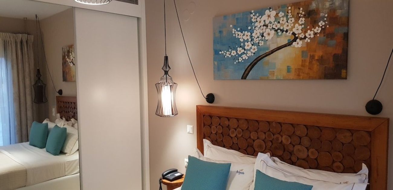 Hatzoudis Luxury Suites 4*