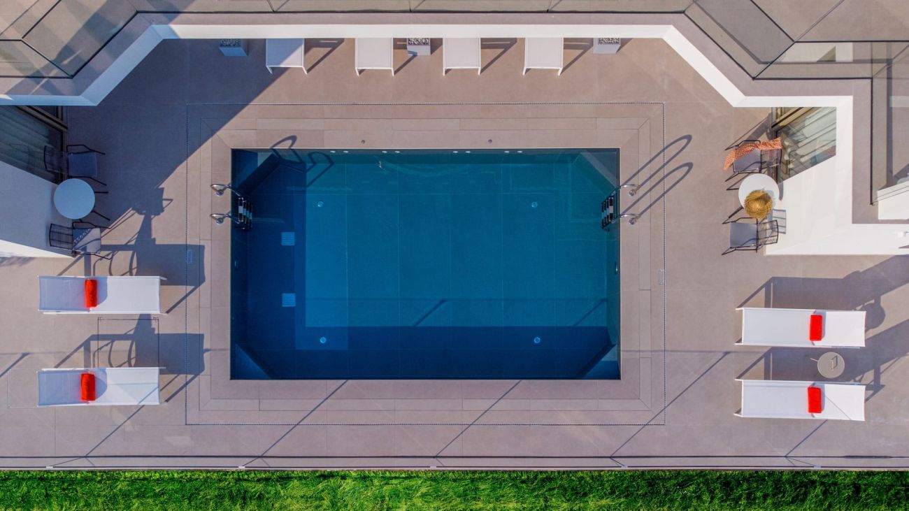 LIVINGHOME SUITES