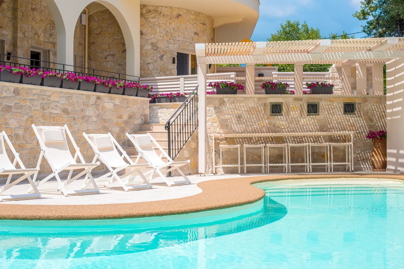Neikos Mediterranean Luxury Suites 4*