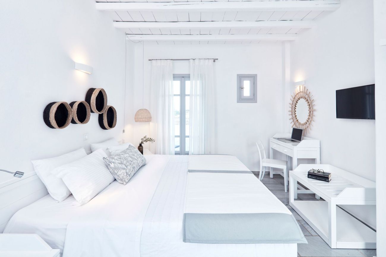 Mr & Mrs White Paros 4*