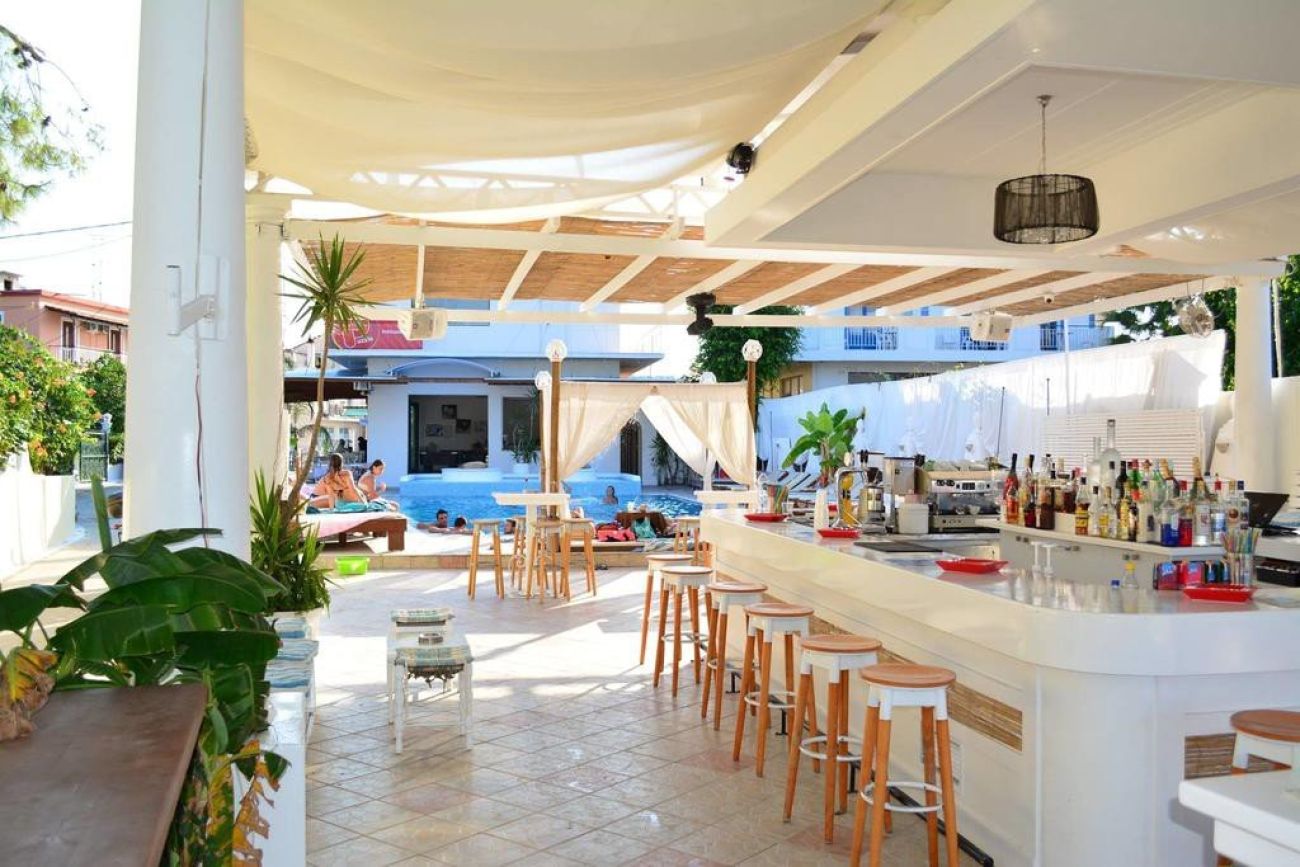Cavos Beach House 2*