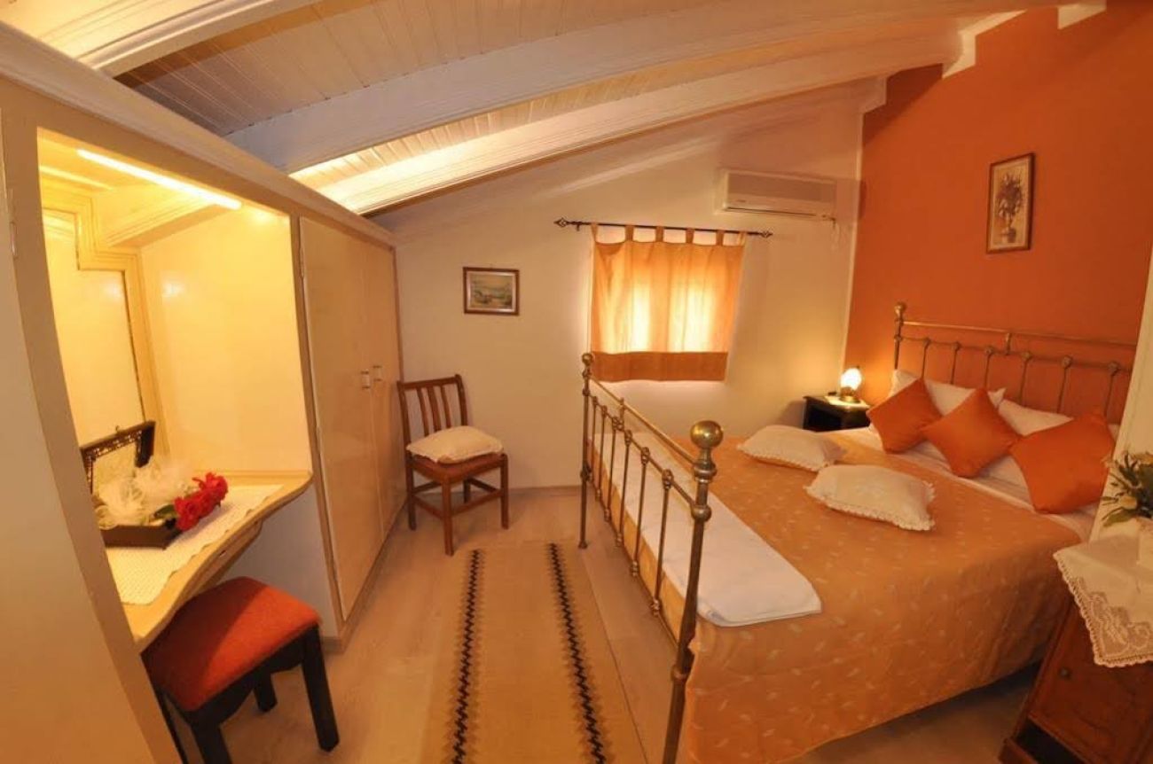 Mazis Apartments