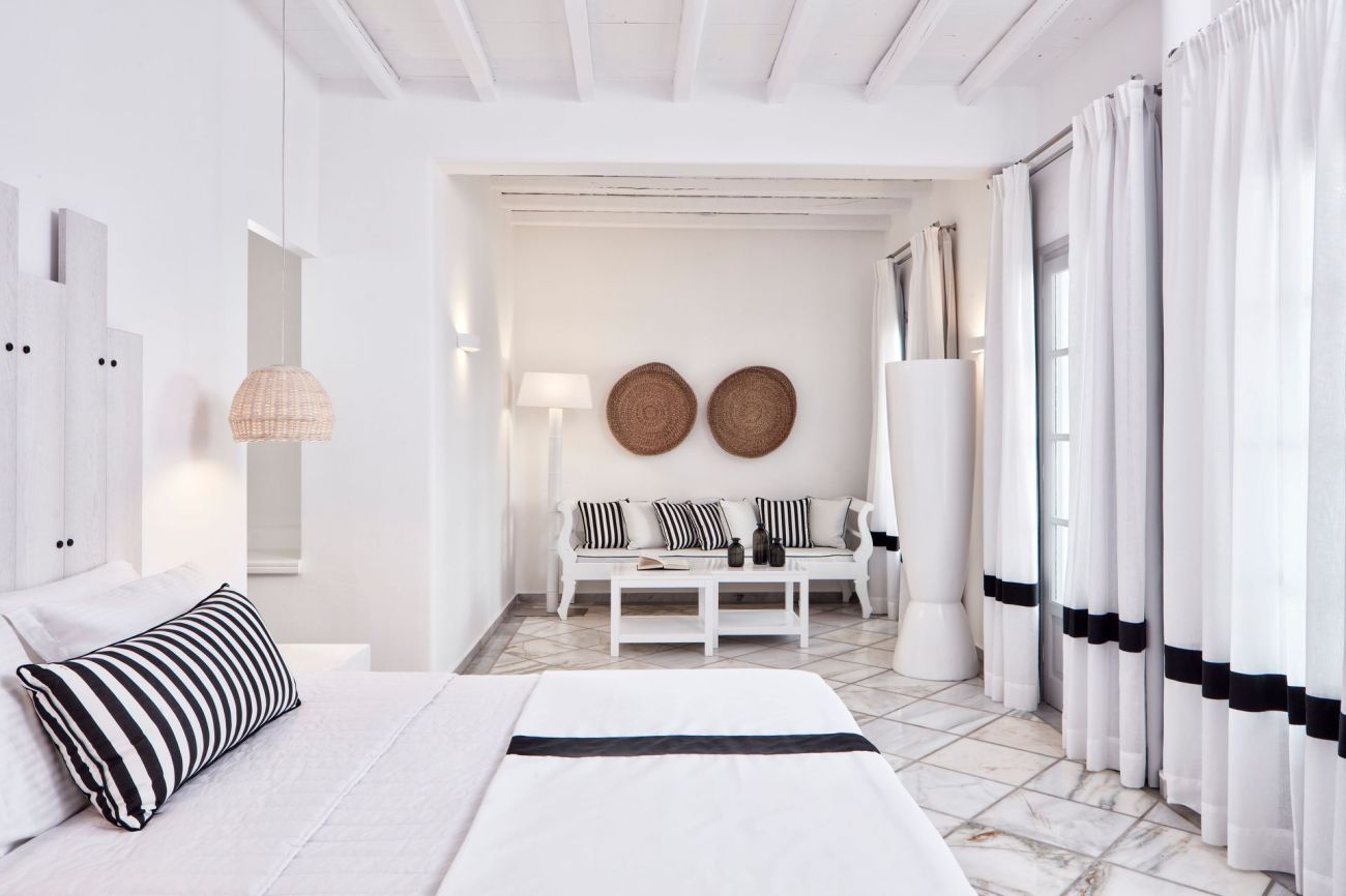 Mr & Mrs White Paros 4*