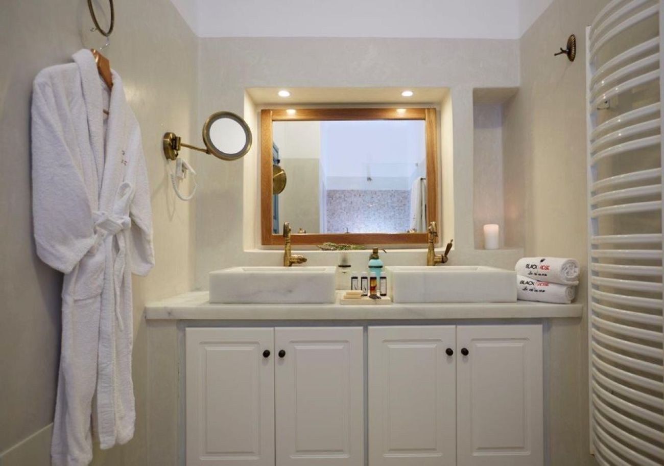 Black Rose Suites Santorini 5*
