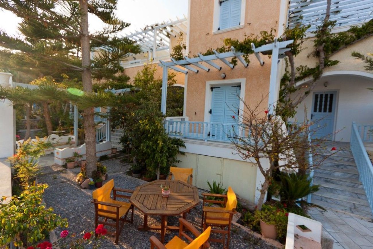 Sellada Apartments Santorini 3*