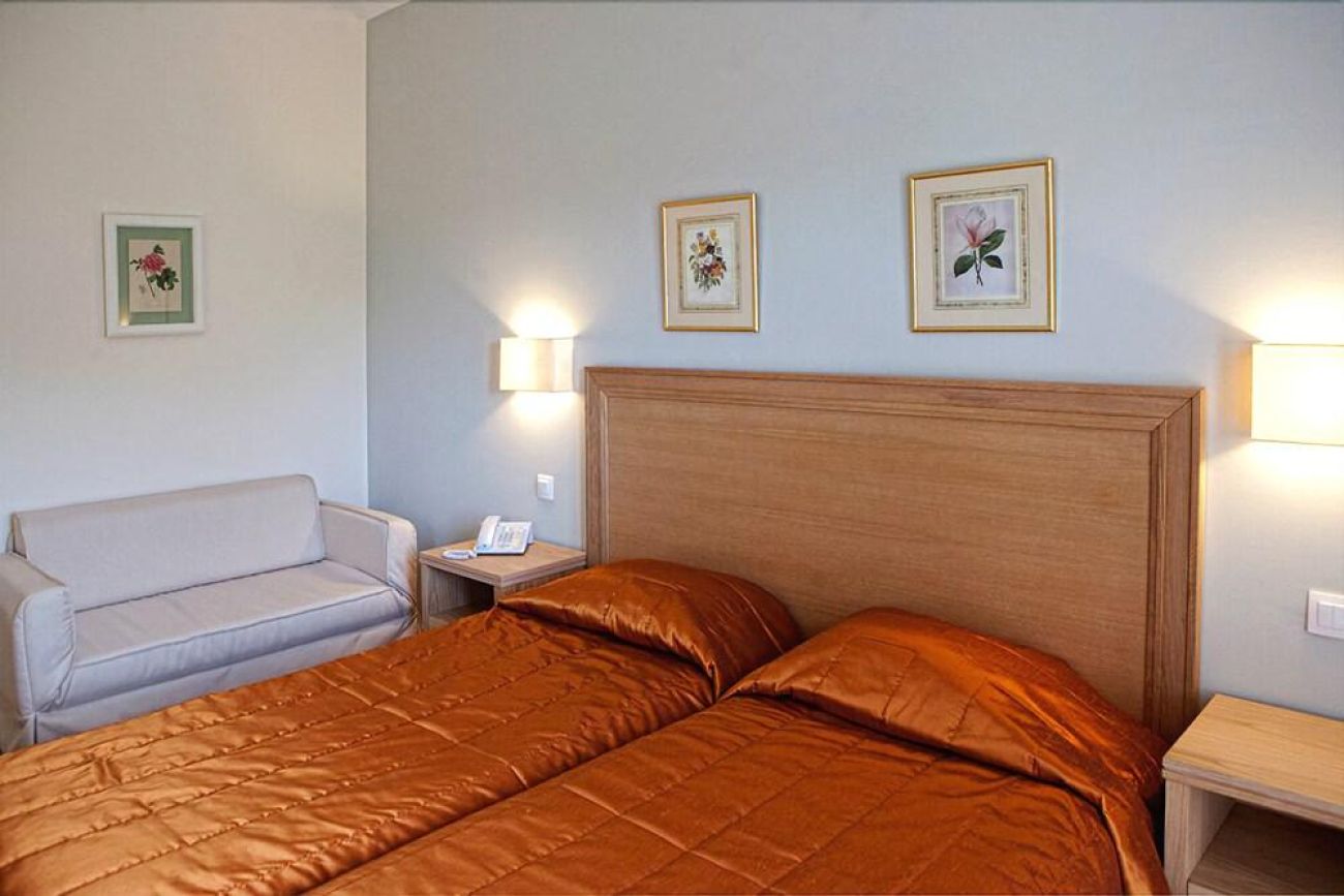 Delfinia 4*