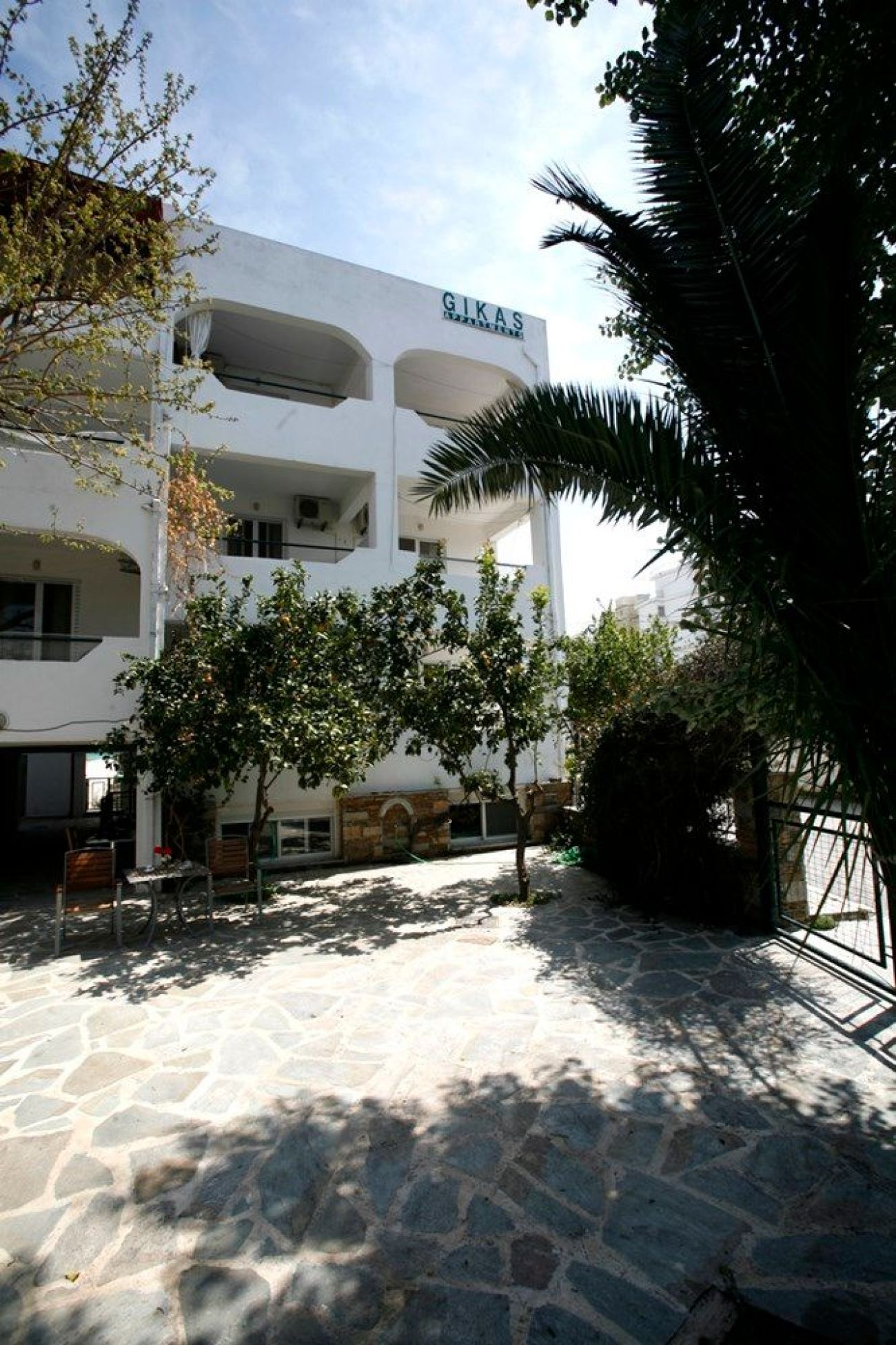 Gikas Apartments 3*
