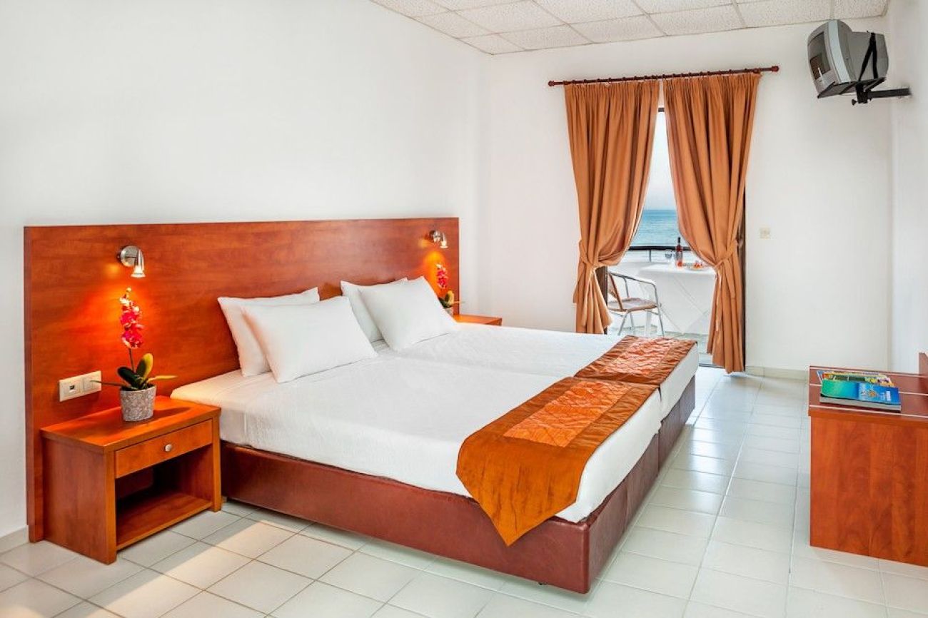 Dolphin Beach Hotel 3*