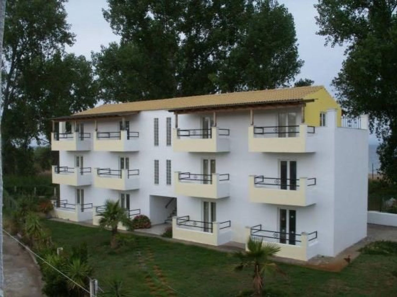 Cavos Beach House 2*