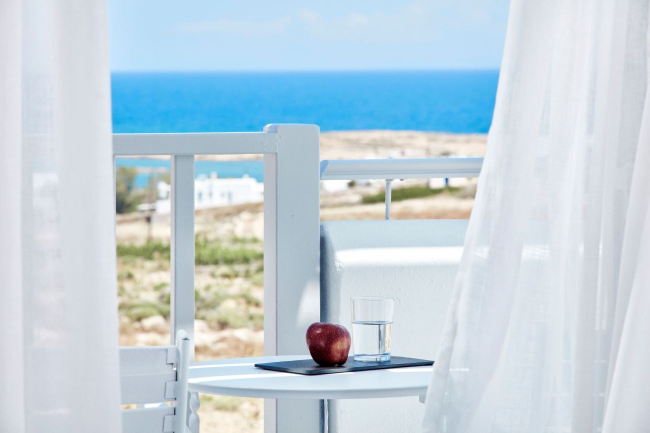 Mr & Mrs White Paros 4*