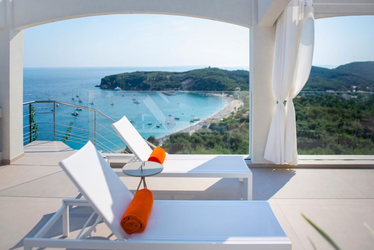LIVINGHOME SUITES