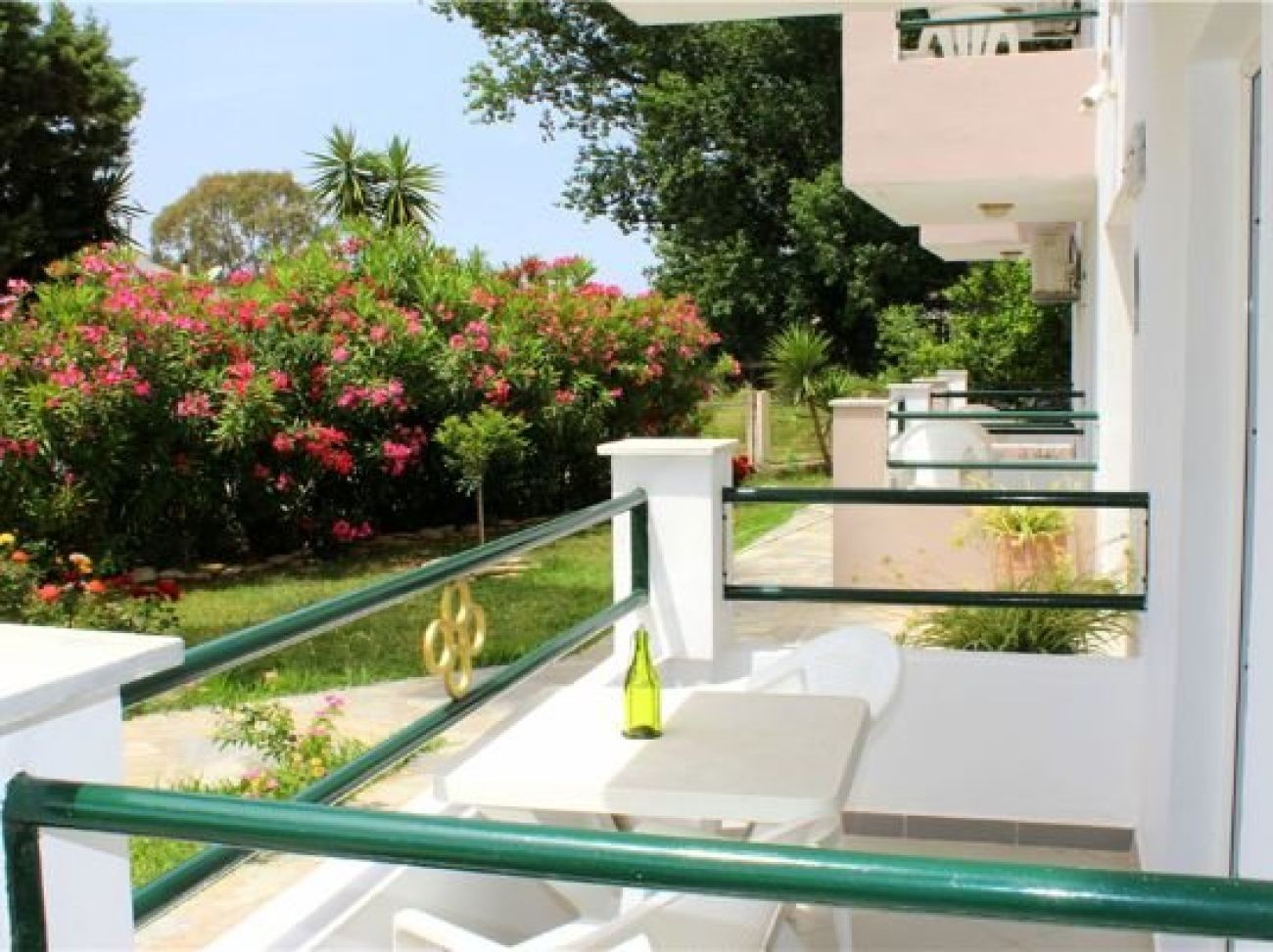 Cavos Beach House 2*