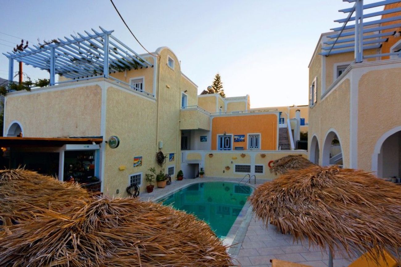 Sellada Apartments Santorini 3*