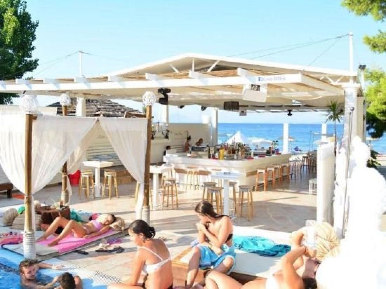 Cavos Beach House 2*