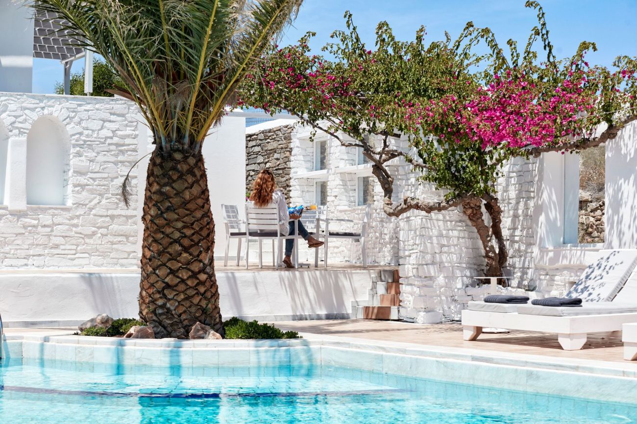 Mr & Mrs White Paros 4*