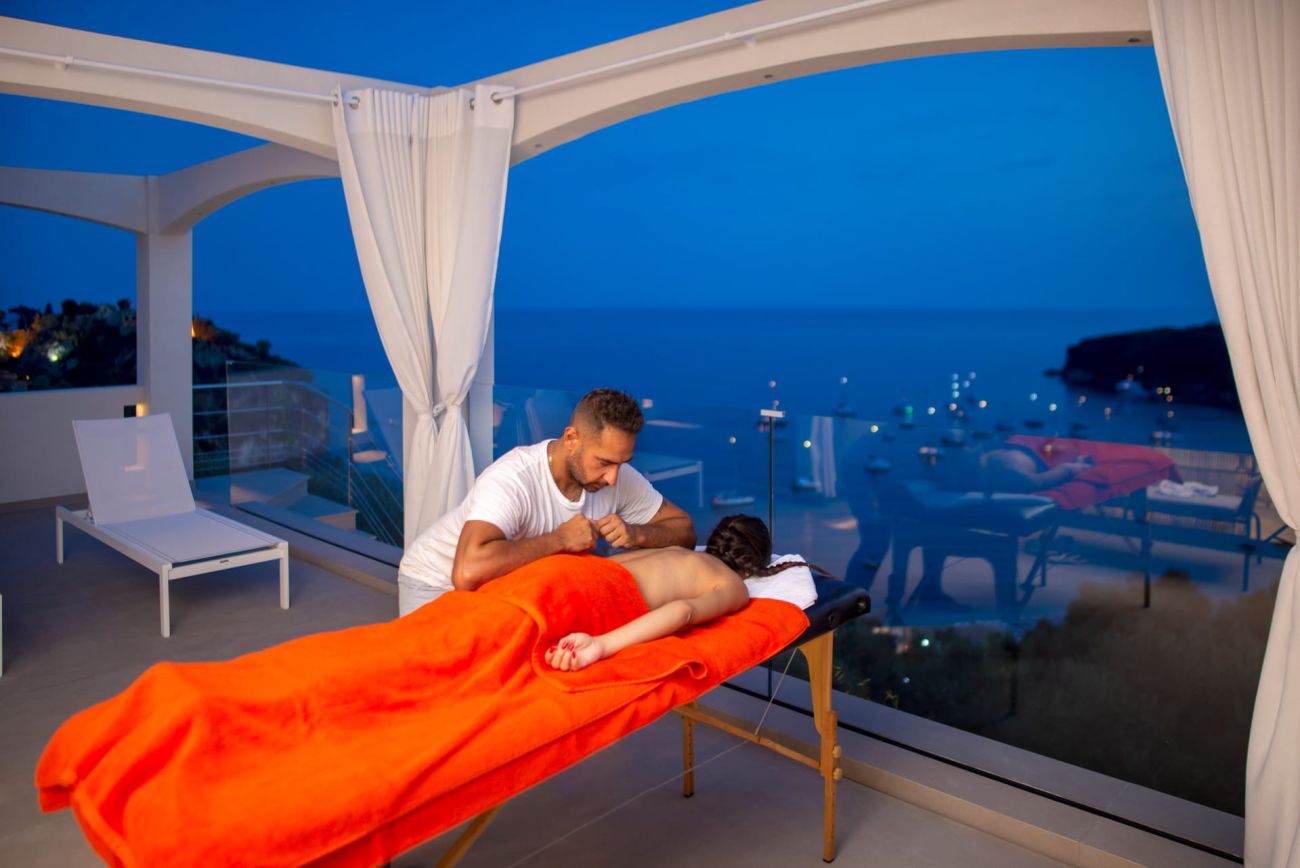 LIVINGHOME SUITES