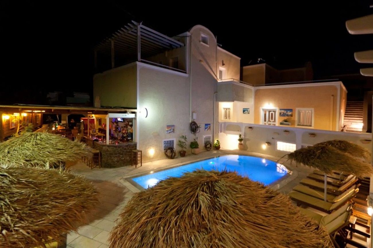 Sellada Apartments Santorini 3*