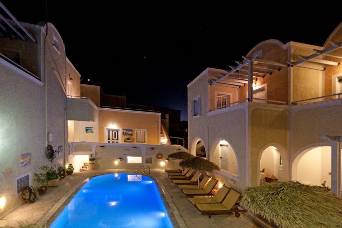 Sellada Apartments Santorini 3*