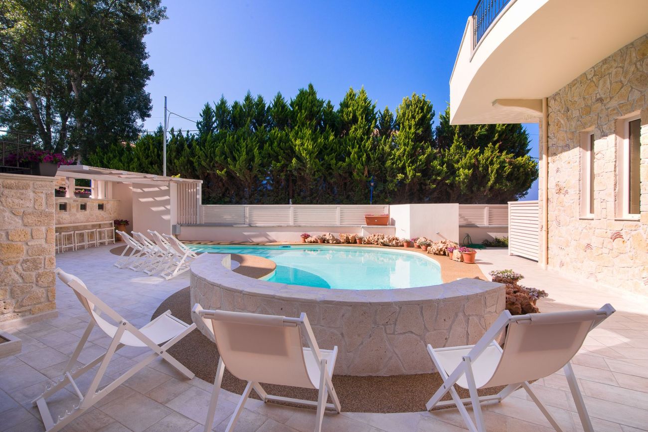 Neikos Mediterranean Luxury Suites 4*