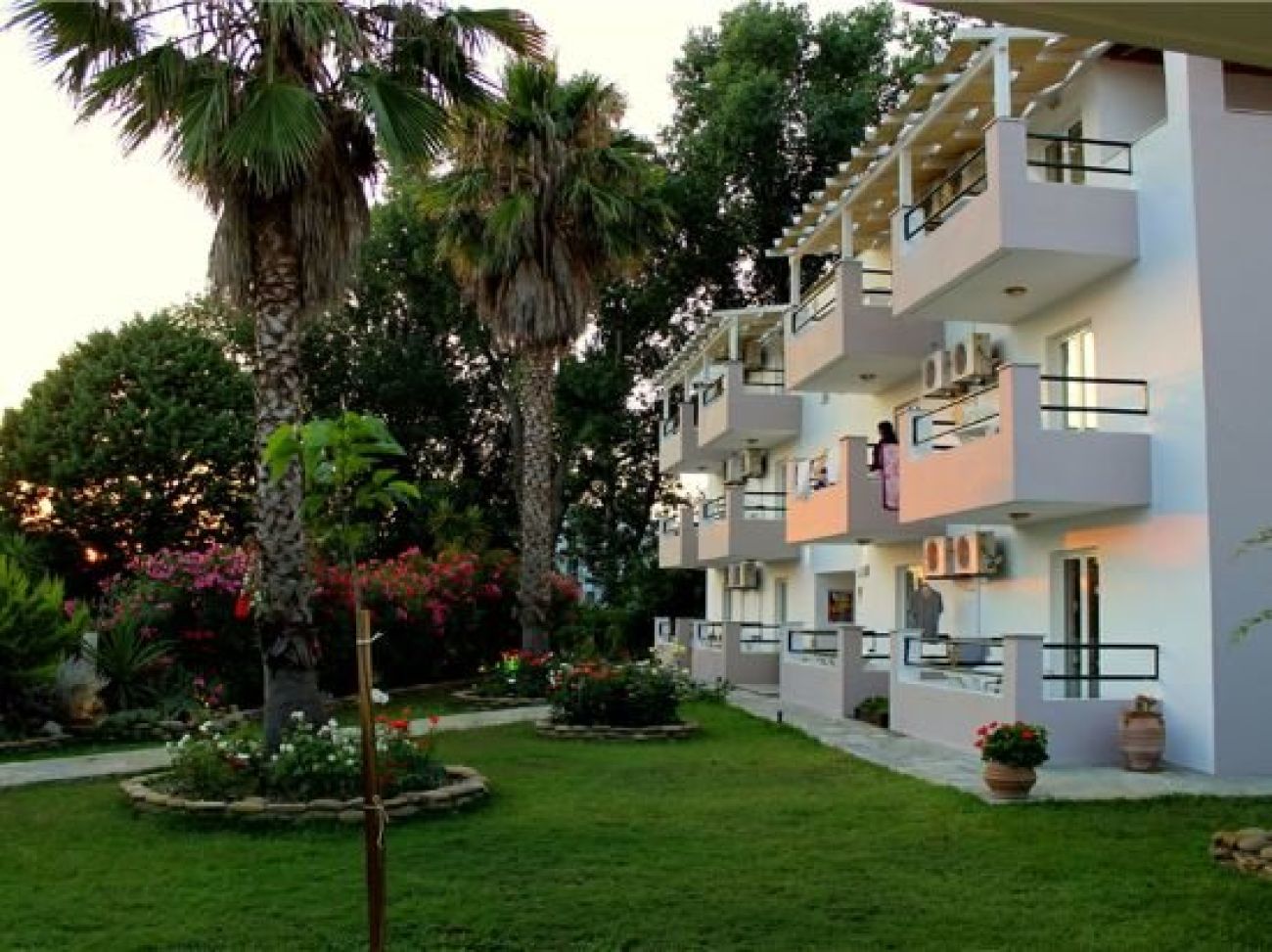 Cavos Beach House 2*