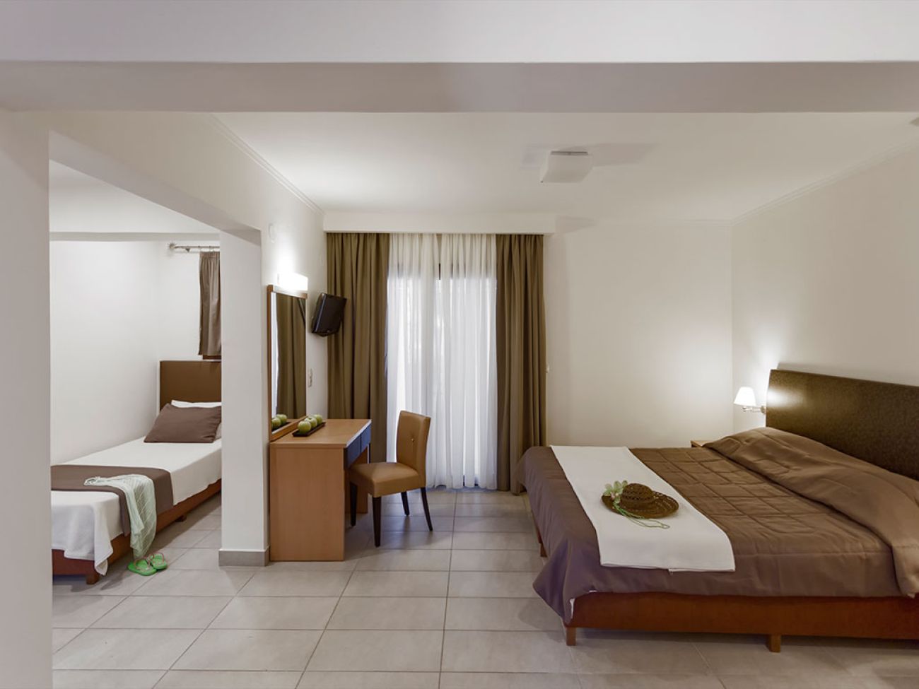 LAGOMANDRA BEACH HOTEL 4*