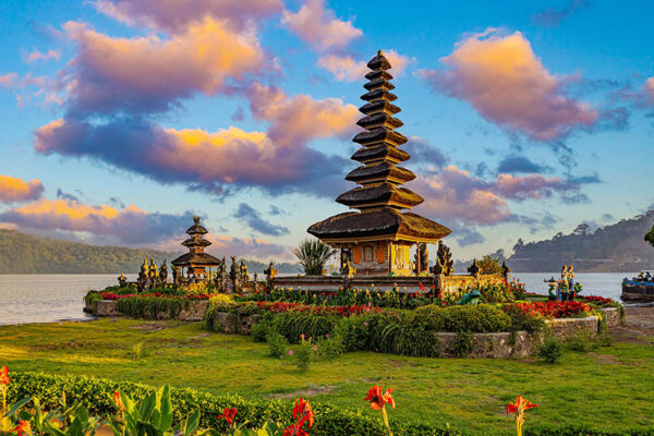 Gorgeous,Sunset,At,Pura,Ulun,Danu,Bratan,Temple,In,Bali