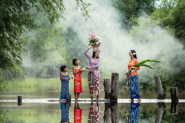Beautiful,Balinese,Women,In,Traditional,Costumes,,Culture,Of,Bali,Island